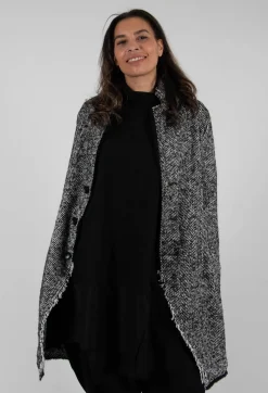 Moyuru Coats^Chevron Stripe Coat in Black