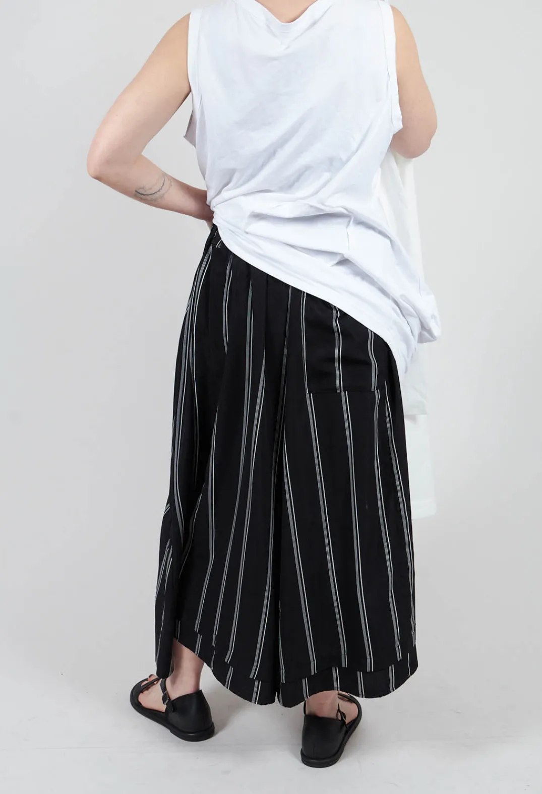 Moyuru Trousers^Contrasting Stripe Trousers in Black