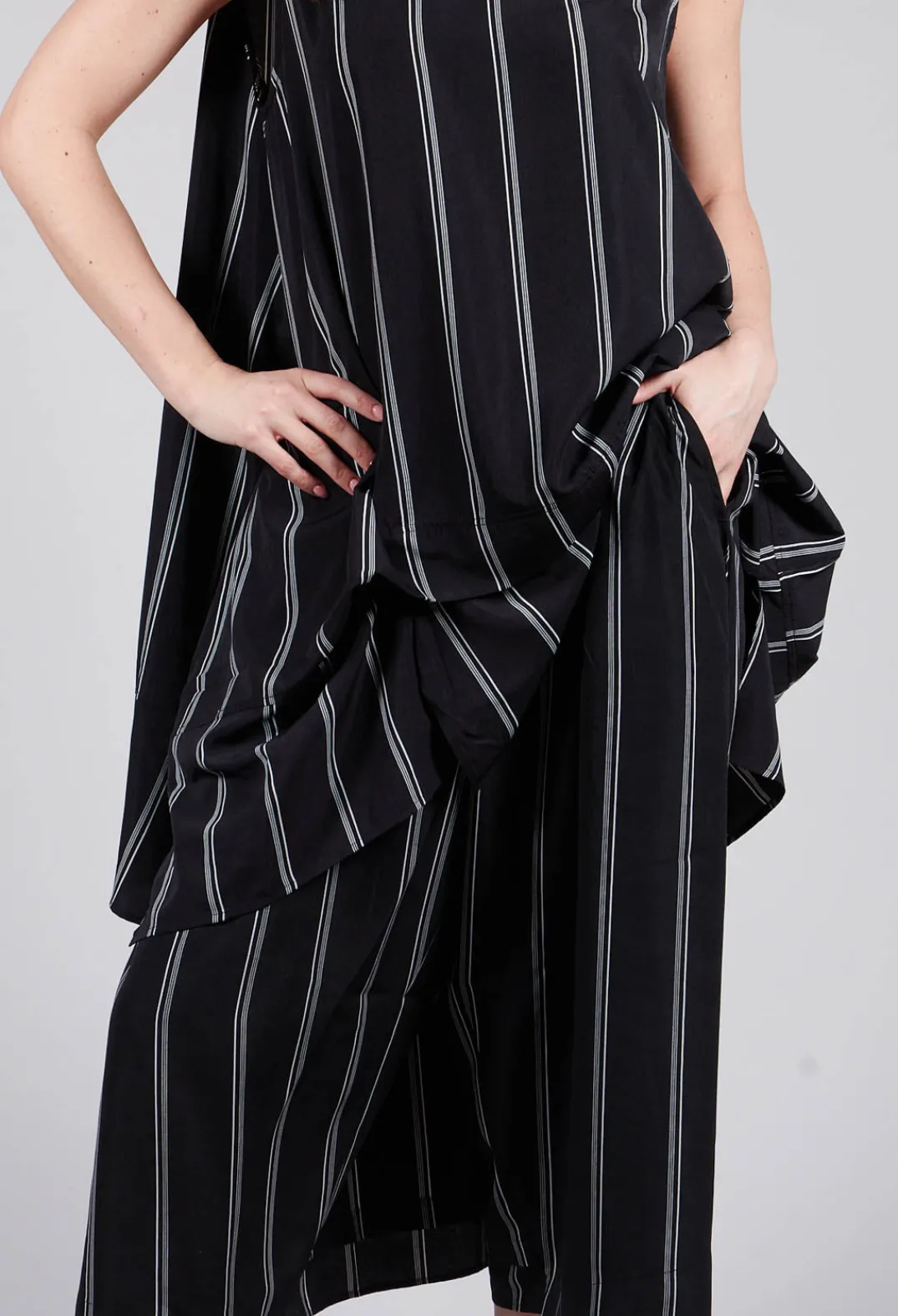 Moyuru Trousers^Contrasting Stripe Trousers in Black