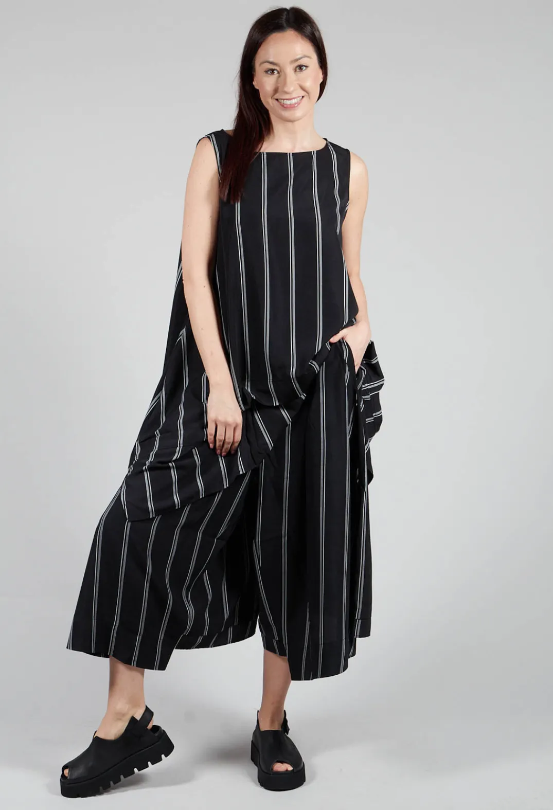 Moyuru Trousers^Contrasting Stripe Trousers in Black
