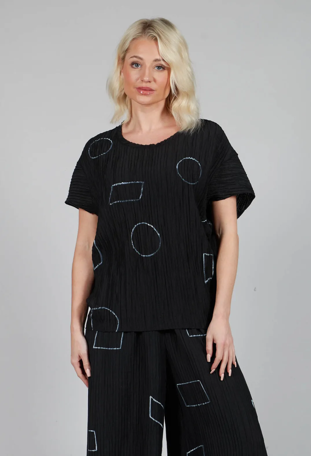 Tadashi Tops^Crinkle Geometric Top in Black