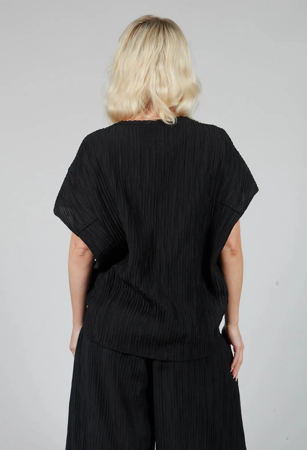 Tadashi Tops^Crinkle Geometric Top in Black