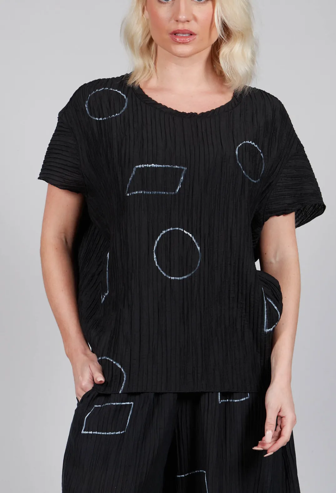 Tadashi Tops^Crinkle Geometric Top in Black