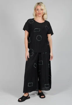 Tadashi Tops^Crinkle Geometric Top in Black