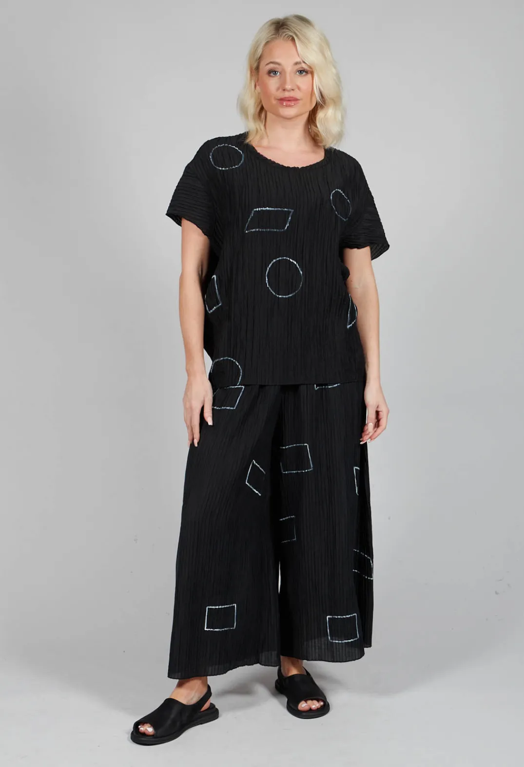 Tadashi Tops^Crinkle Geometric Top in Black