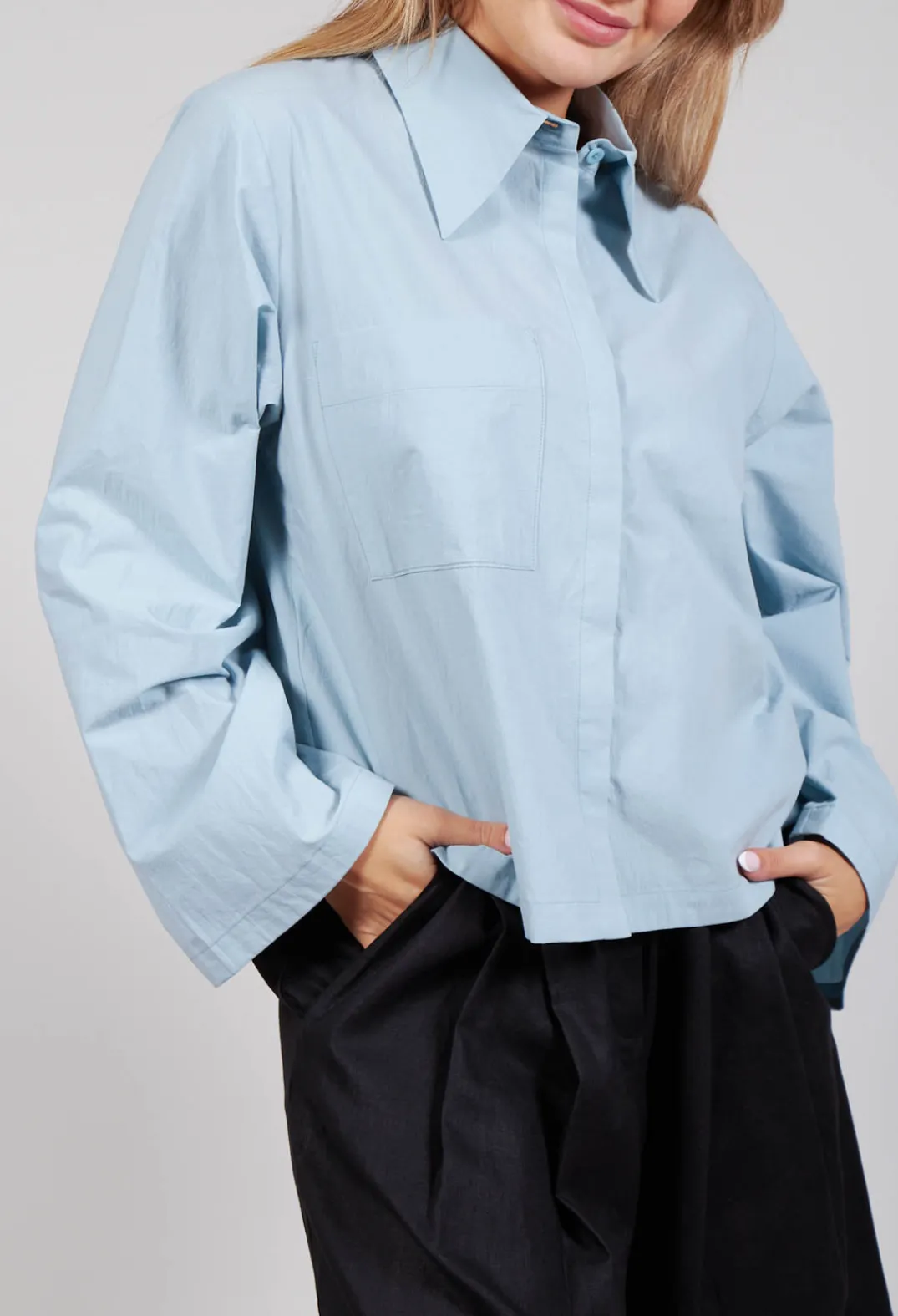 Les Filles d'Ailleurs Tops^Cropped Patch Pocket Shirt in Blue