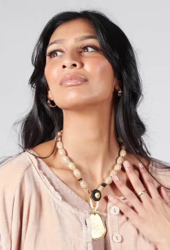 Eva Kay Necklaces^Gold Pendant Necklace in Metallic Cream