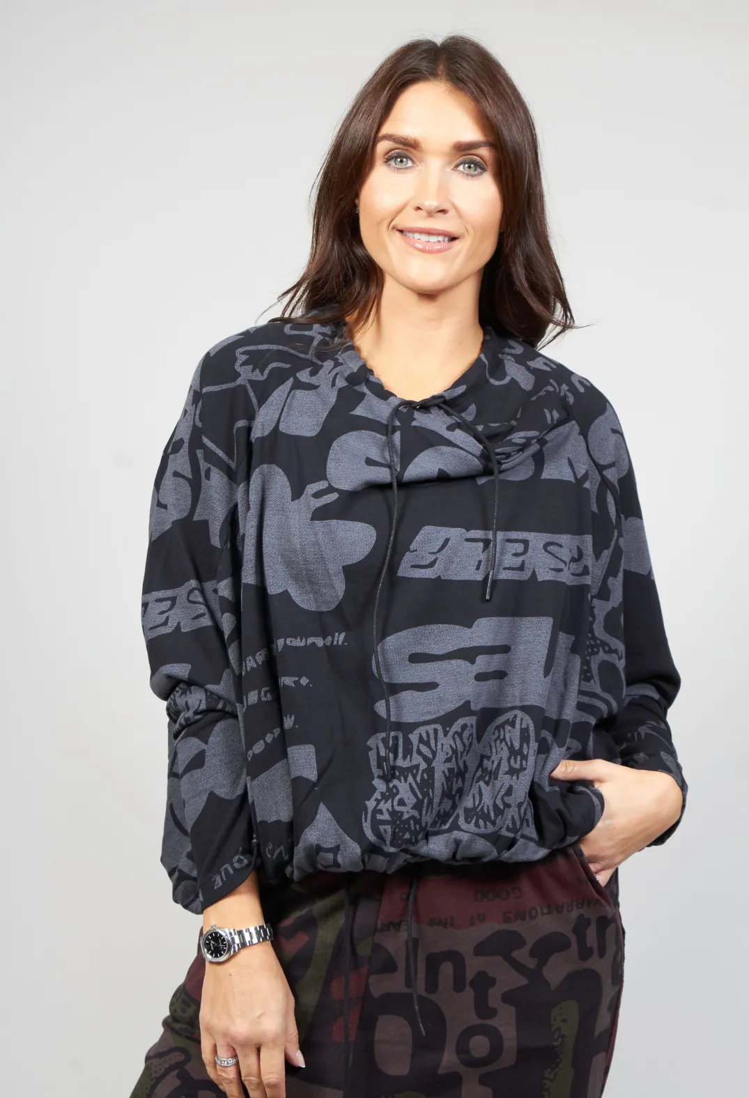 Rundholz Black Label T-shirts^Long Sleeve Jersey Top with Cowl Neck in Black Print
