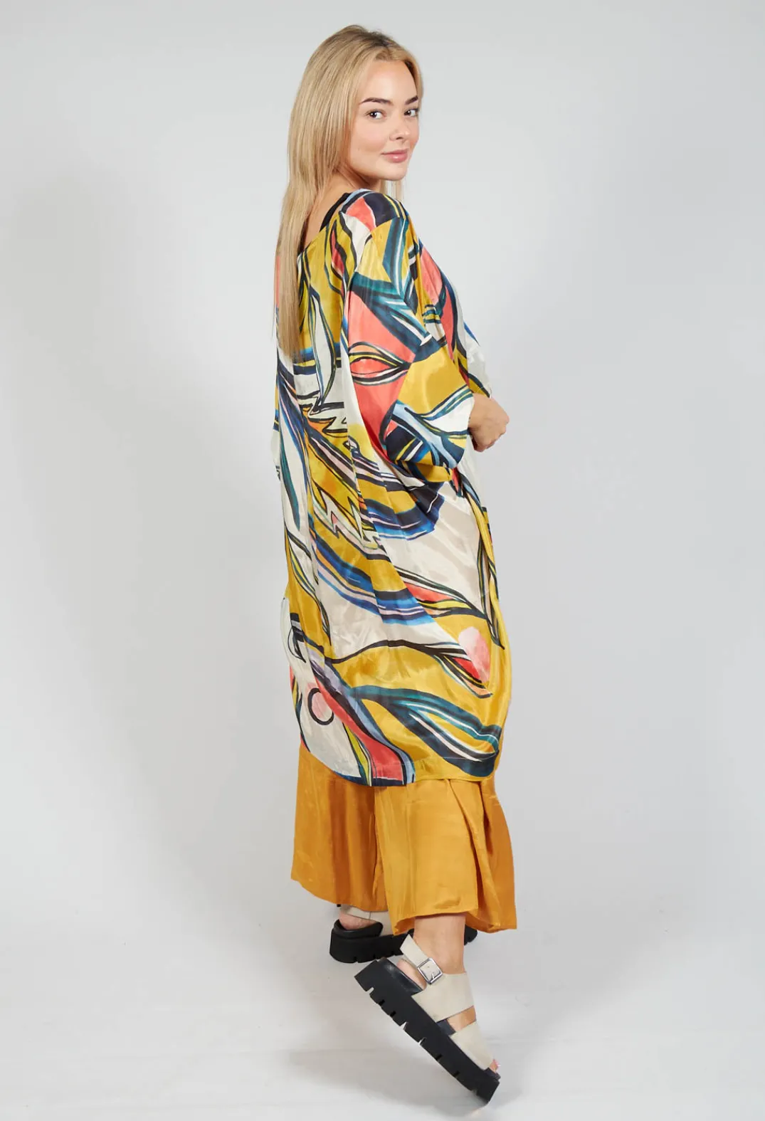 Bize Tops^Mullet Back Blouse in Original Pattern
