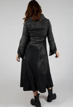 Bize Dresses^Open Neck Quilted Feature Dress in Black
