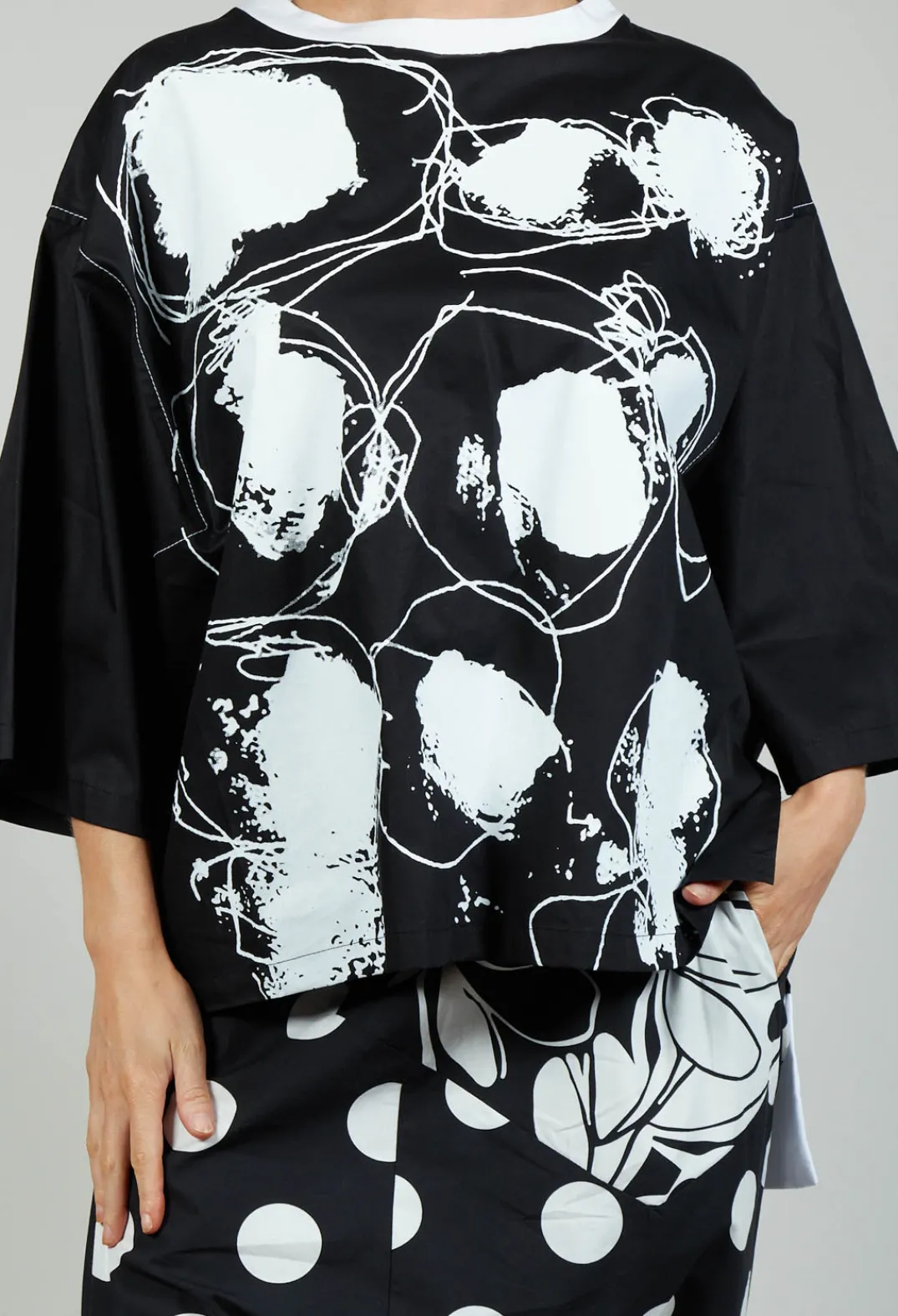 Bize Tops^Printwork Bracelet Sleeve T-shirt in Original Black