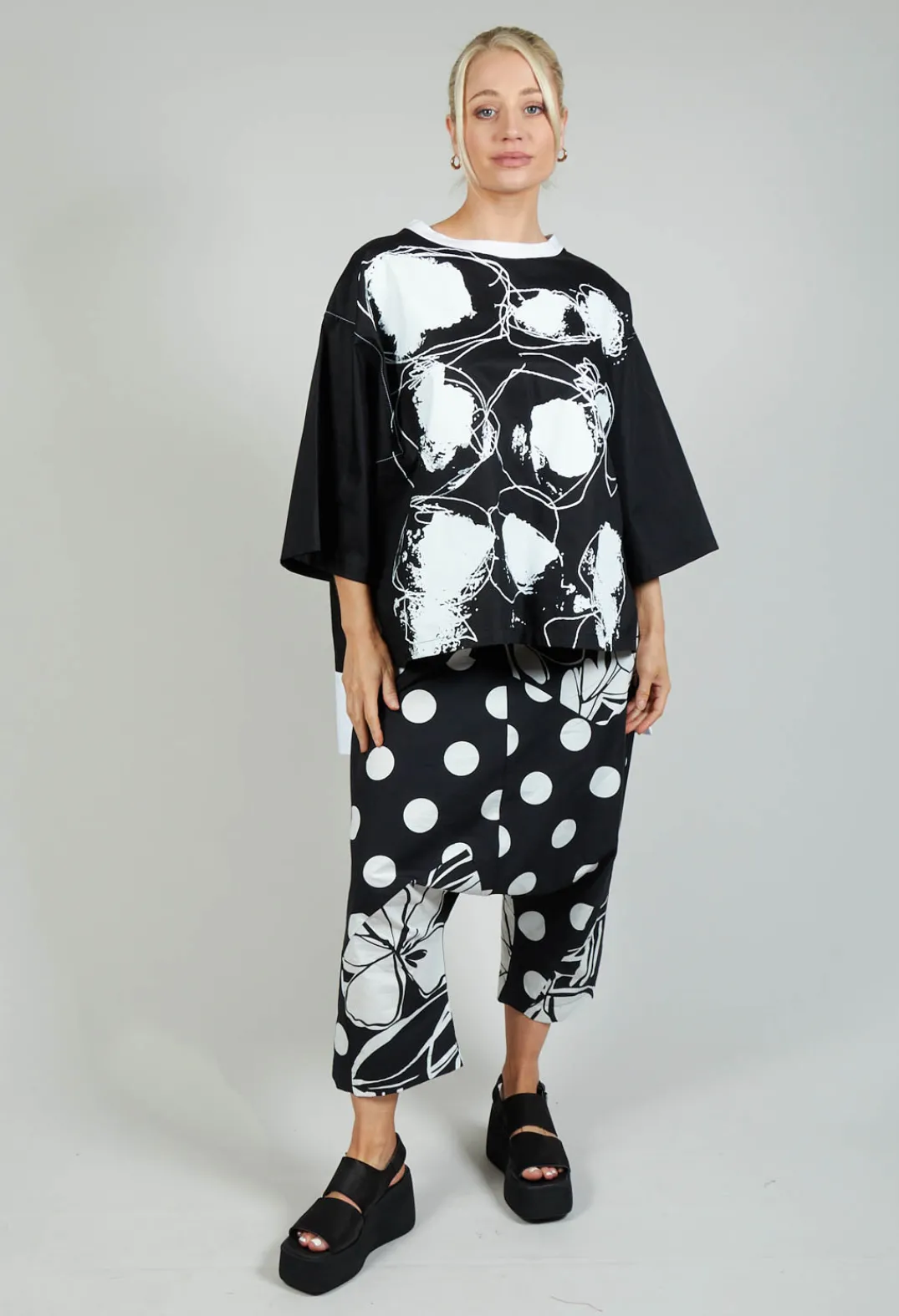 Bize Tops^Printwork Bracelet Sleeve T-shirt in Original Black
