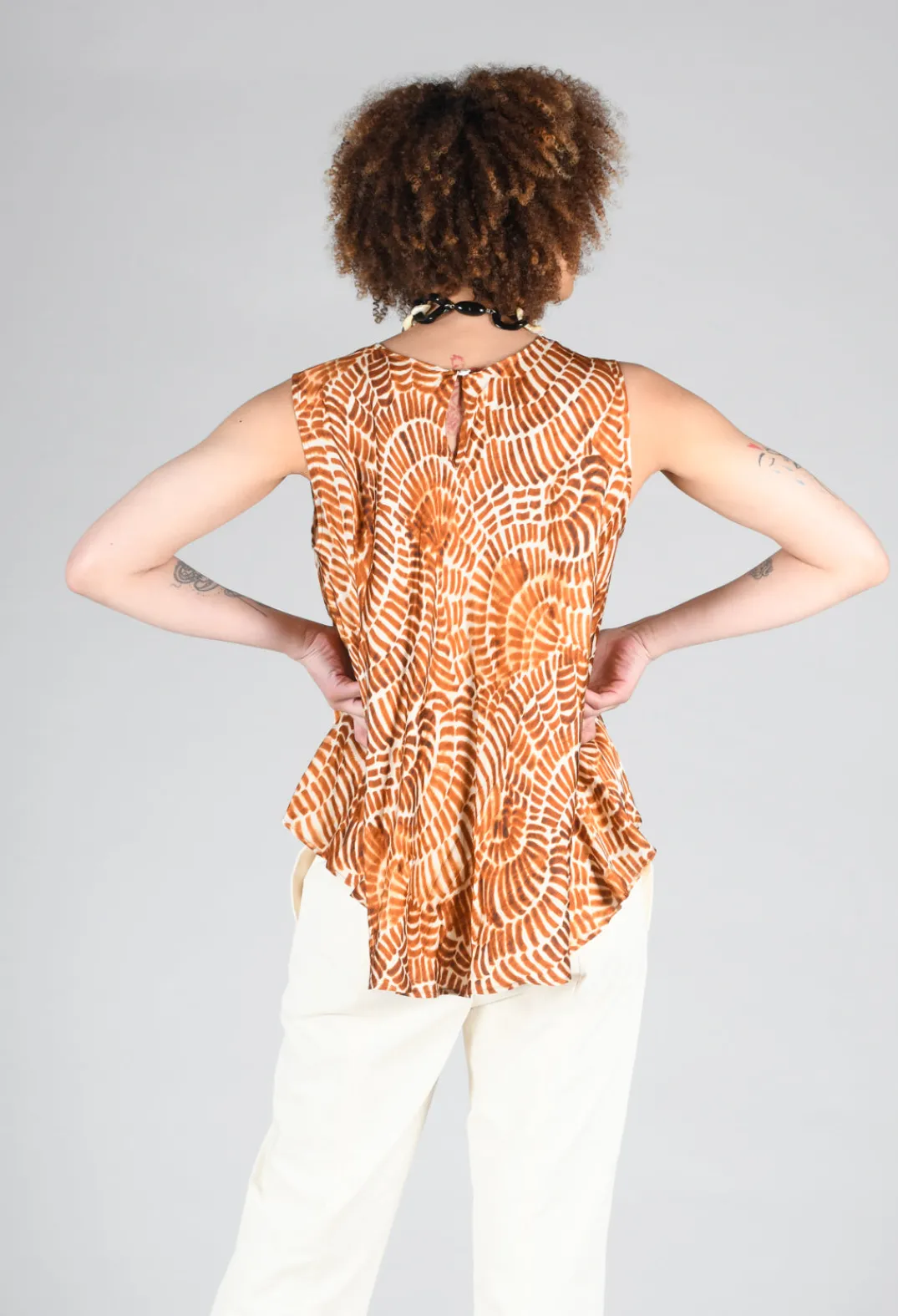 Sfizio Tops^Sleeveless Blouse in Shell Print