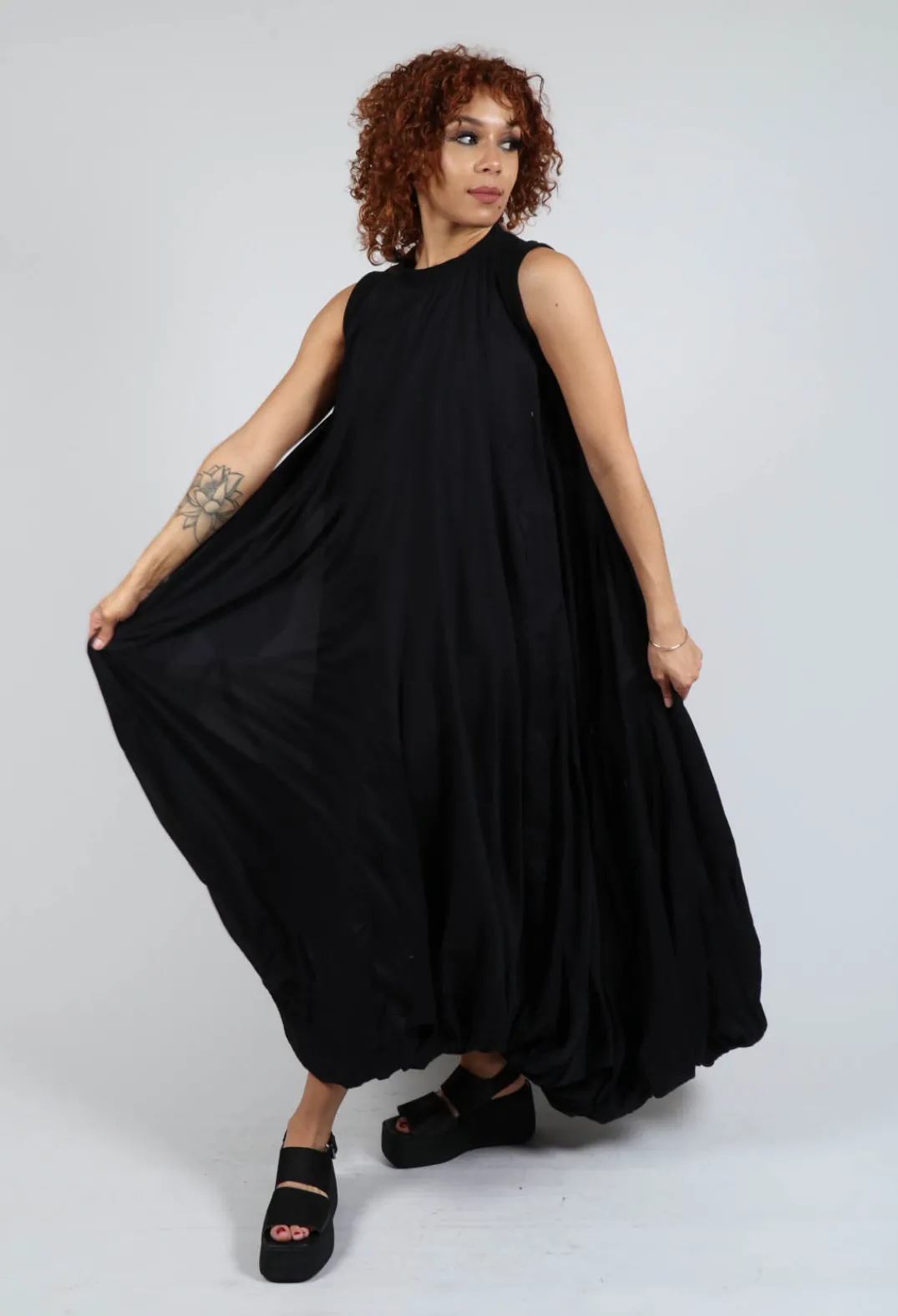 Bread and Butter Dresses^Sleeveless Maxi dress in Black