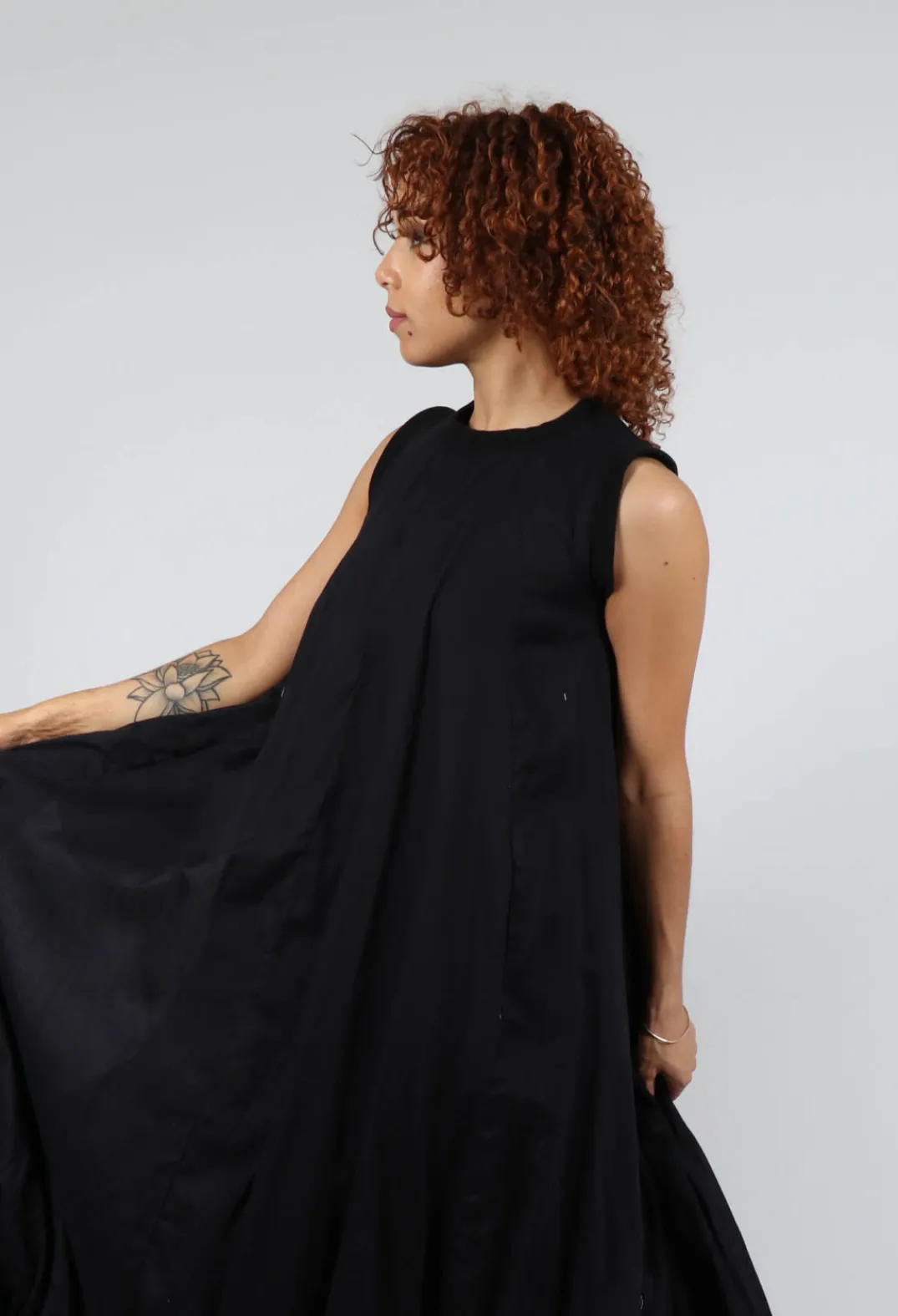 Bread and Butter Dresses^Sleeveless Maxi dress in Black