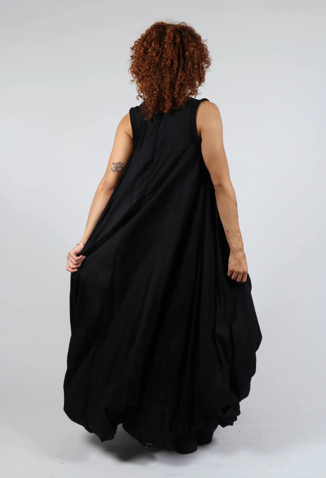 Bread and Butter Dresses^Sleeveless Maxi dress in Black