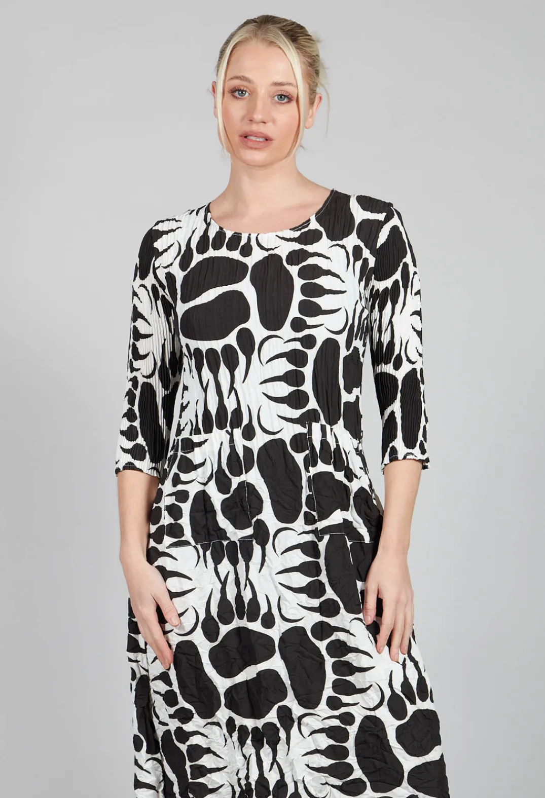 Alquema Dresses^Three Quarter Sleeve Smash Dress in Black and White Moonbeam