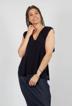 Mei Meij Jumpers^V-Neck Knitted Vest in Nero